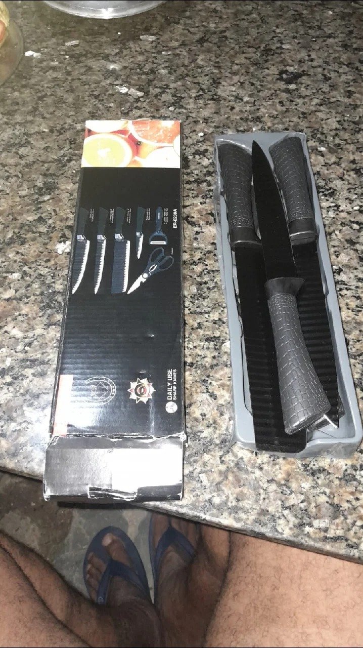 Kit aberto na mesa